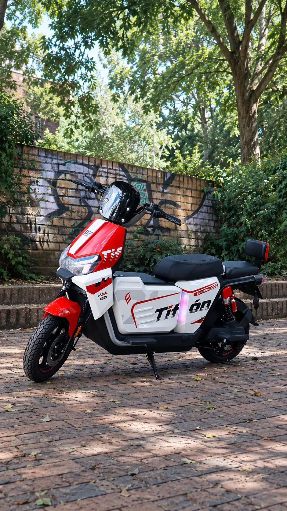 Bicicleta eléctrica Tifón roja y blanca parqueada en una calle adoquinada